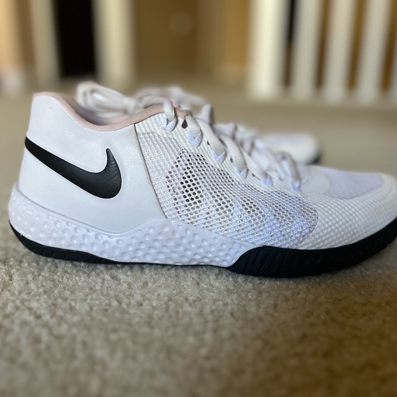 Nike Volleyball Shoes size 7.5 - Picture 2 of 2